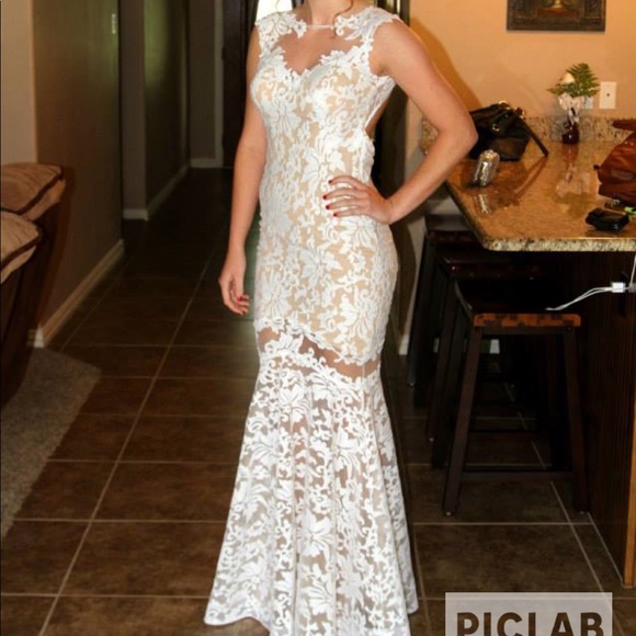 La Femme Dresses & Skirts - La Femme  White Lace Trumpet Prom dress Size 0